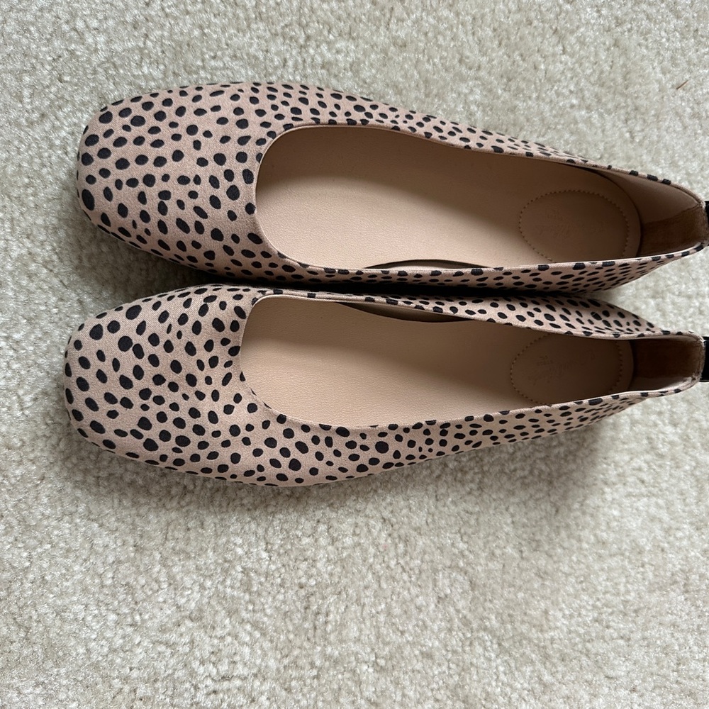 Women’s size 10 ballet flats. Excellent used condition.